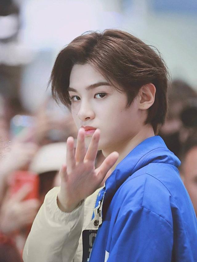 黄明昊一脸胶原蛋白，两种发型齐上线，竟然都很帅