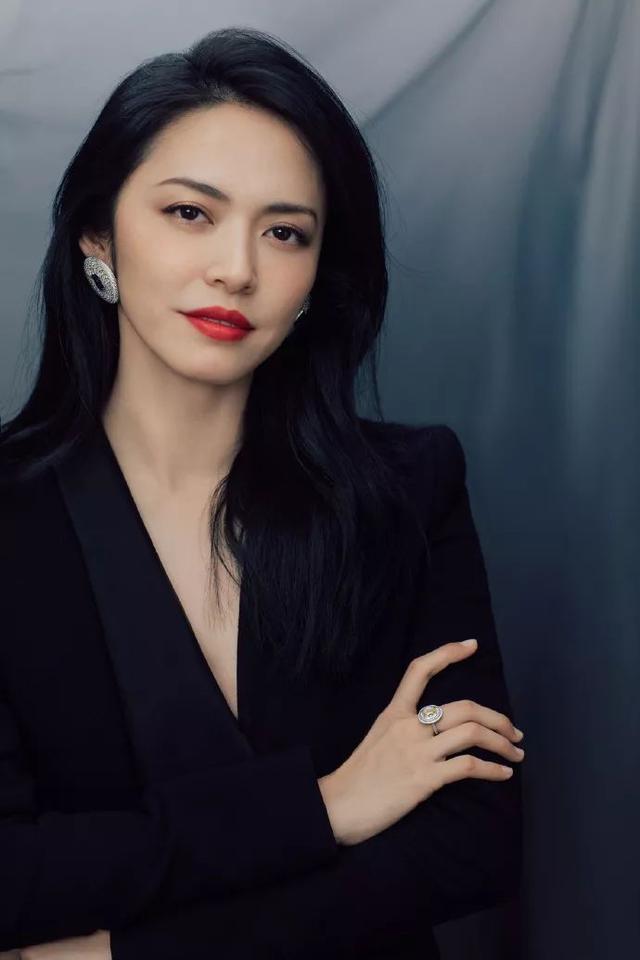 姚晨的大嘴怎么突然变美了？涂上霸气女王红，明明美得刚刚好