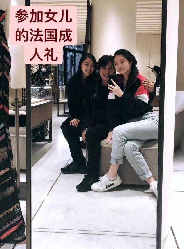 李连杰陪女儿参加名媛舞会，颜值出众的她，名媛范十足