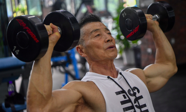 不想要大肌肉身材，力量训练可以不做吗？它的好处不只是增肌