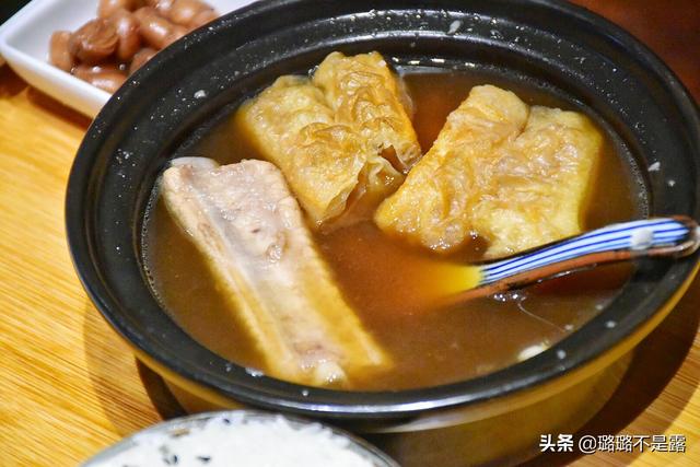 海南鸡饭，究竟是哪里的菜系？为什么新加坡称之为“国食”？