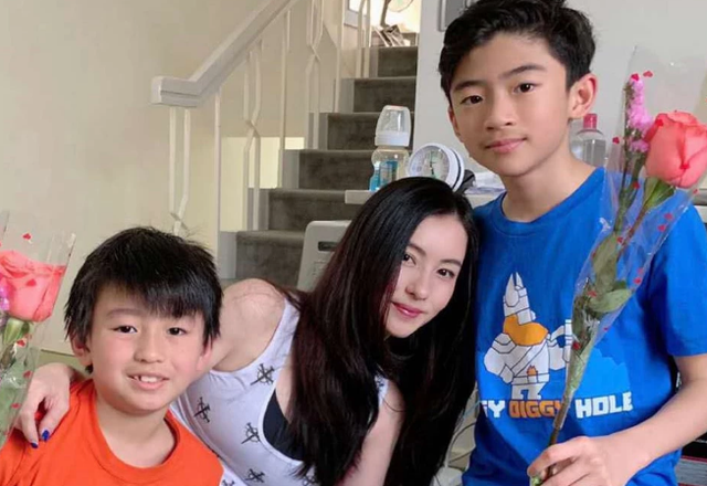 张柏芝被爆抱着小儿子出门，并偷偷带儿子回新加坡疑见传闻的爸爸