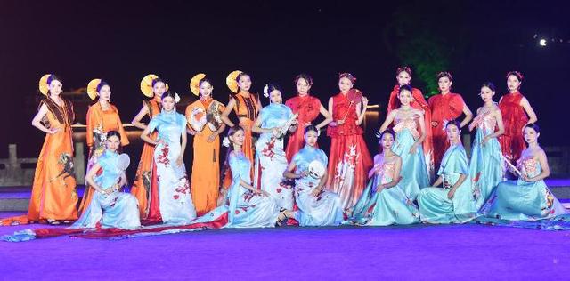 重庆小姐大赛总决赛在铜梁玄天湖畔上演，实景演艺精美绝伦