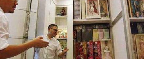 男子400万收集1万个洋娃娃摆满房间，用纸巾叠衣服