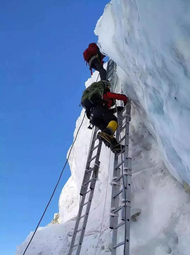 雪山之巅的铿锵玫瑰！中国首支民间女子登山队成功登顶珠峰！