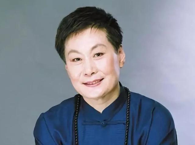 裴艳玲香港带病登台原本只能歌不能动，但演着演着她就又歌又动了！