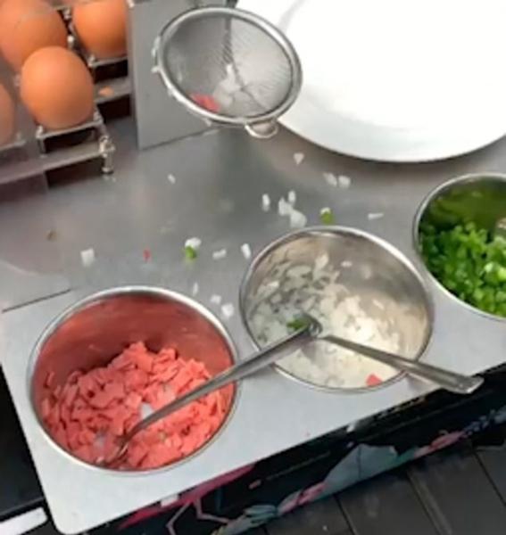 新加坡酒店机器人厨师为顾客制作金黄煎蛋卷