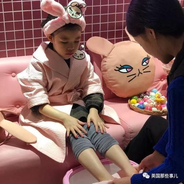 SPA化妆一条龙……韩国4岁小孩已经开始泡美容院了……