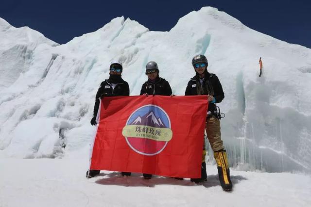 雪山之巅的铿锵玫瑰！中国首支民间女子登山队成功登顶珠峰！