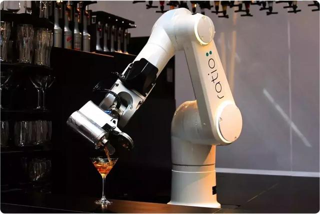 靠刷脸就能吃喝玩乐，这家黑科技酒店被机器人支配了？