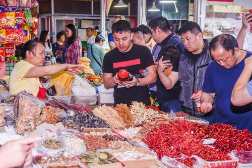 30多位“主厨”逛玉林菜市场，迷上成都“麻”