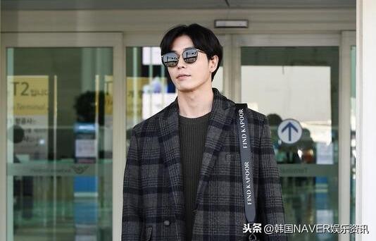 金材昱：因海外行程前往新加坡，暗色格子大衣绅士又干练