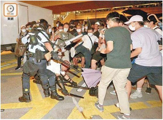 中秋前我们采访了一名香港防暴警，问了些接地气的问题