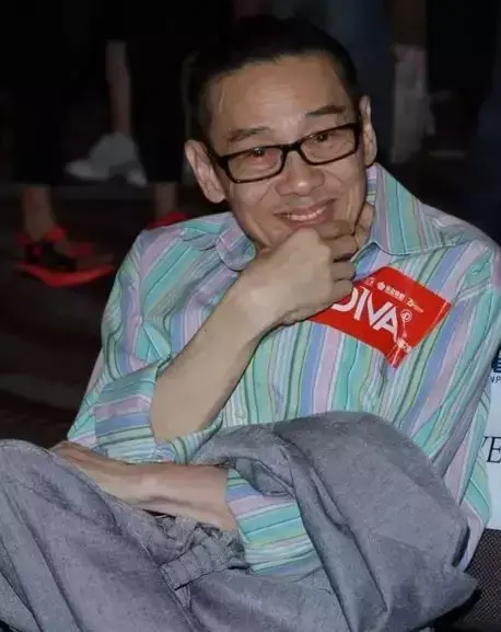 身高不足1米5比曾志伟还要矮，歌坛影坛都有一席之地堪称“巨人”