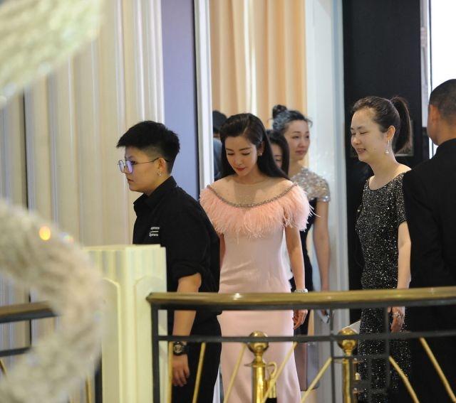 女神李冰冰在上海出席品牌活动，现场火爆。