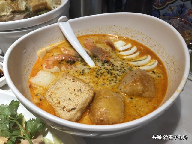 新加坡风味餐厅里吃午餐，人均消费要80元，难得换换口味还不错