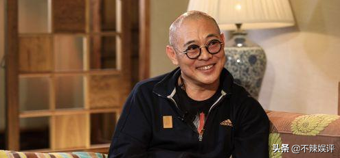 李连杰：一件衣服穿26年，给48岁马云送礼，今出行被拍到了小肚腩