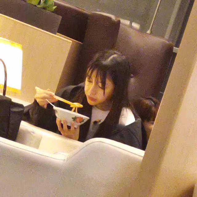 Baby机场吃面被偶遇，女神素面朝天刘海凌乱如路人