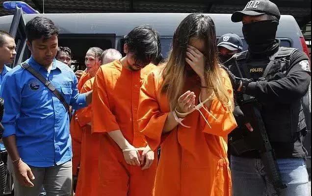 新加坡籍女子护照内藏毒 巴厘岛入境被捕遭警方游街示众