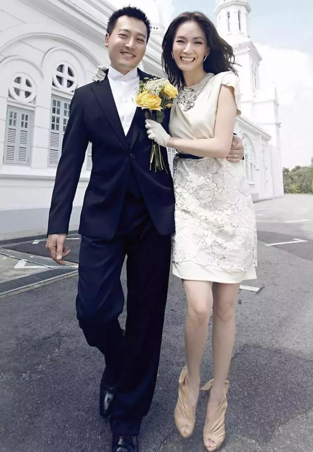 新加坡三美近照，郑秀珍离婚后瘦了不少，郭妃丽成了网红脸
