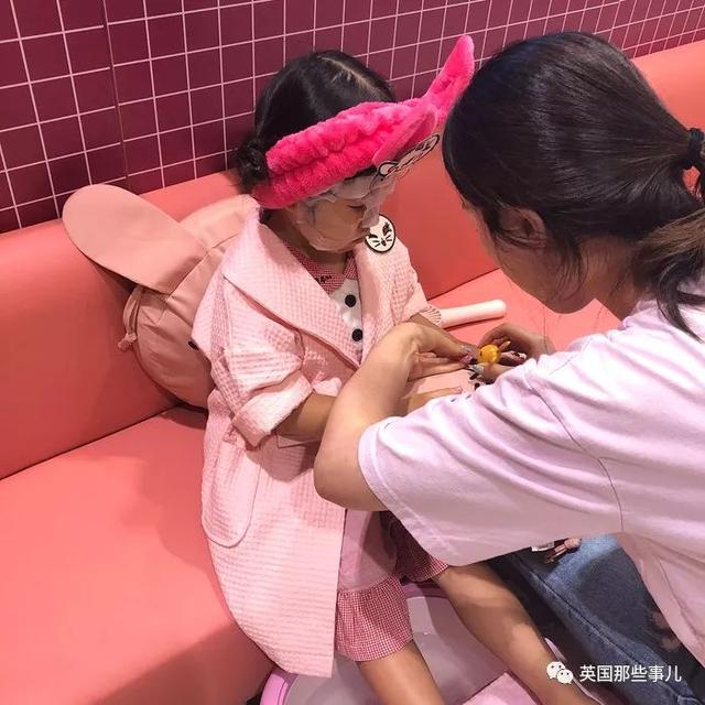 SPA化妆一条龙……韩国4岁小孩已经开始泡美容院了……