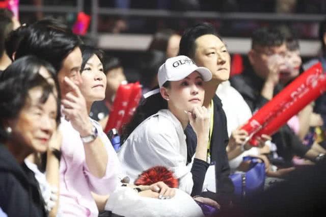 20日娱乐热点回顾：张柏芝带小儿子现身新加坡 与神秘男曾戴超大钻戒合影