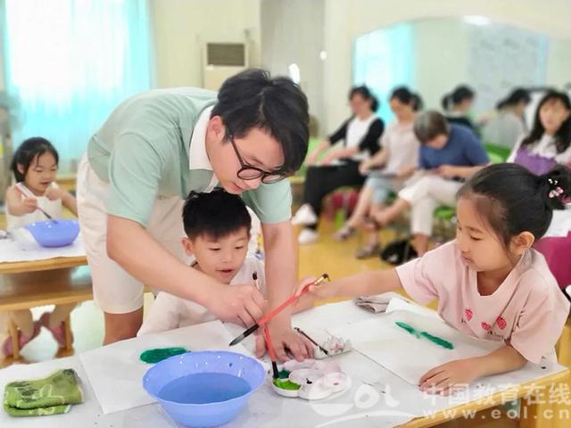 男幼师真是“少得可怜”作为家长的你愿意把孩子交给男老师么？