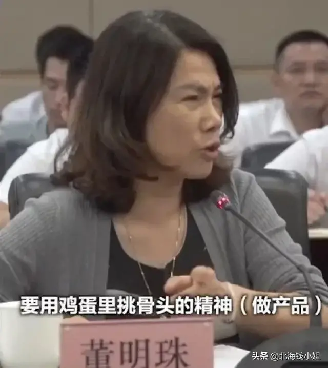 “杨丽萍，不生孩子你还算什么女人”