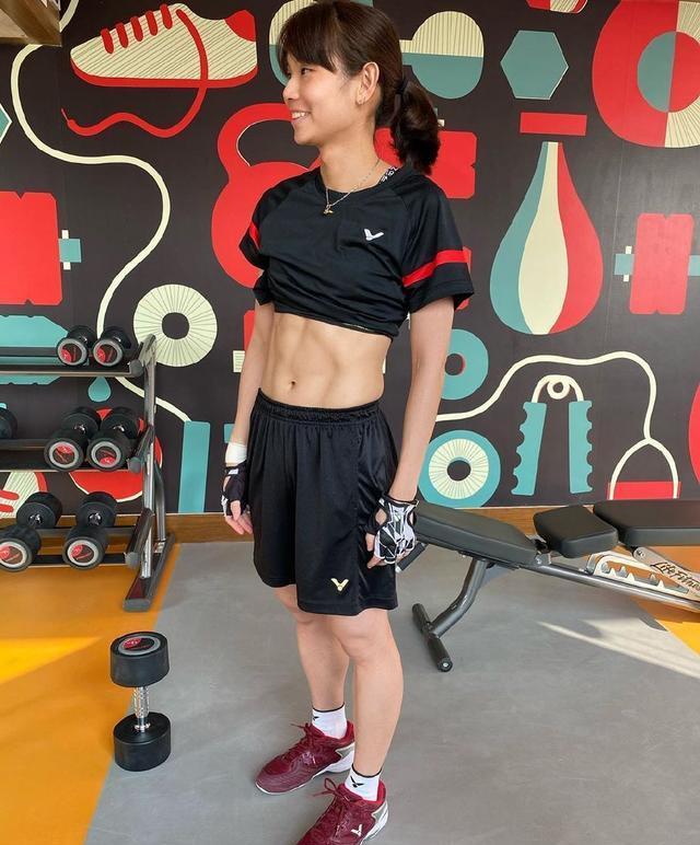 中国台北女羽一姐晒照，健身房锻炼大秀腹肌，身材出众羡煞旁人