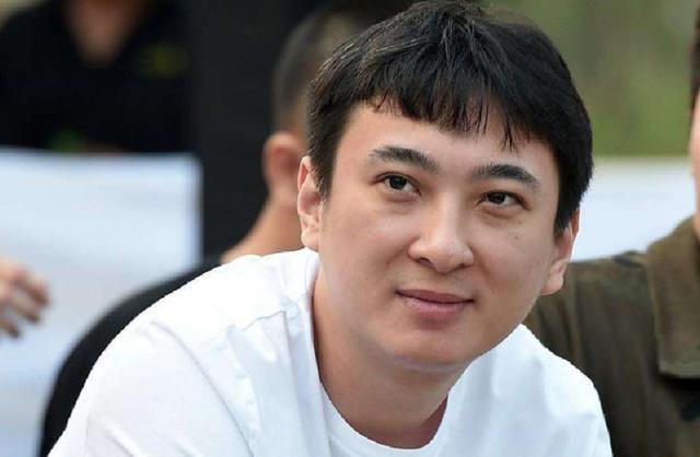 王思聪开劳斯莱斯炸街，眼尖的网友一看他卫衣：不愧是网红收割机