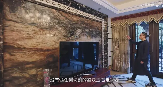 1.6亿中式豪宅火了，2台特斯拉只能买个屏风！网友：家具比房还贵