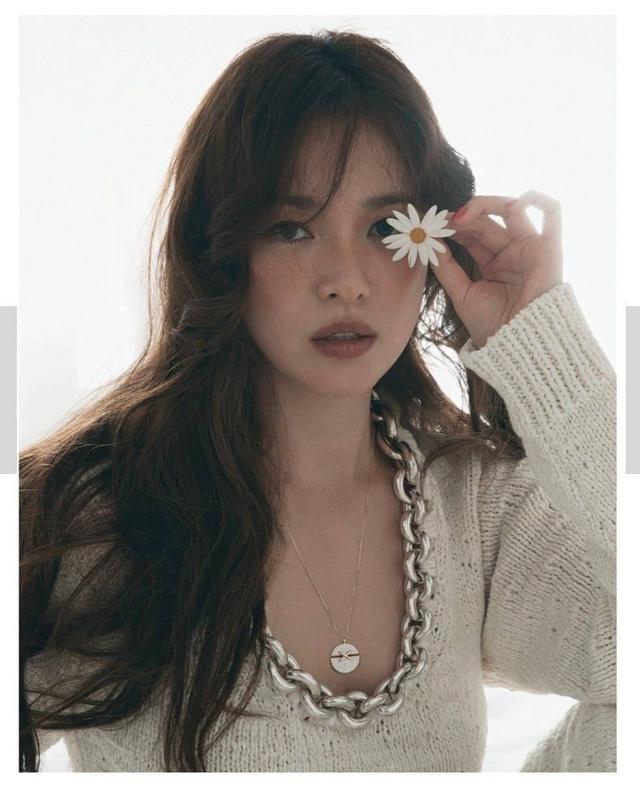 宋慧乔新加坡Elle 5月刊，晒伤妆造型气质清冷成熟魅力