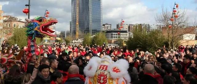 逛庙会、办年货、写春联.....春节还没到，海外华侨华人们已经忙活起来了
