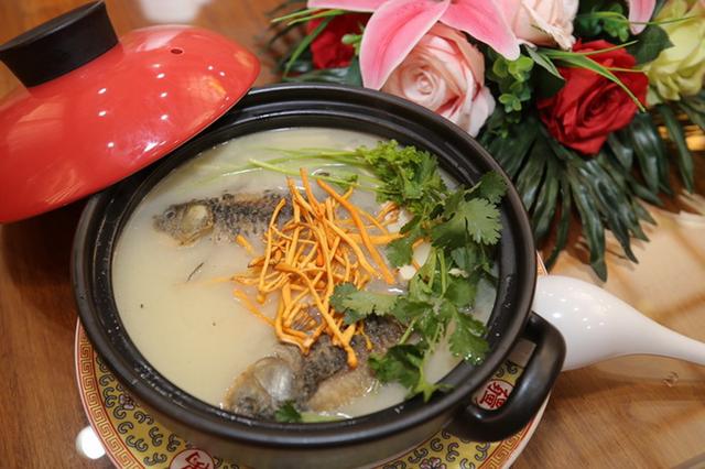美食家的基本条件是什么？新加坡作家何华笔下的蔡澜是这样的