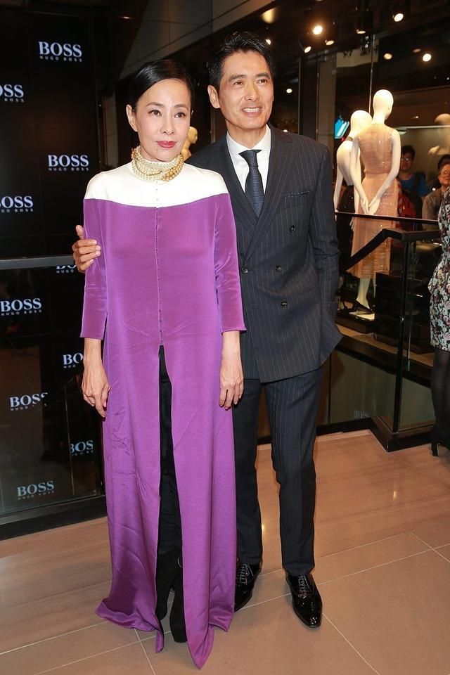 周润发妻子不愧是名媛出身，开叉长裙穿成直筒裙，没身材也很漂亮