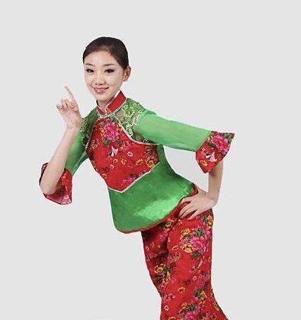 新加坡总理夫人爱穿中国风，红配绿意外显年轻，67岁老得很优雅