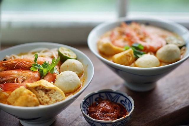 不用去新加坡也能吃“新加坡叻沙”，方法给你，也能做得五味俱全