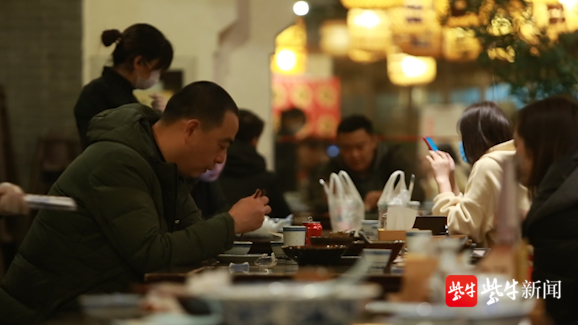 「城市苏醒·寻味金陵①」恢复堂食的南京大牌档里，久违的“金陵味道”一如往昔