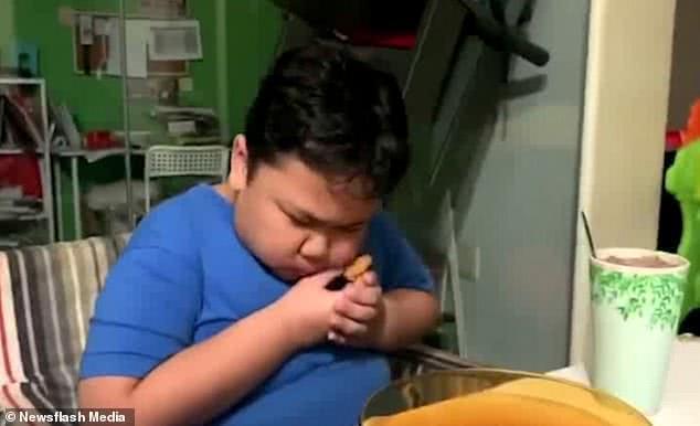 新加坡快餐店重新开张，9岁男孩手持鸡块喜极而泣：炸鸡太香了