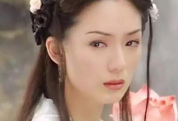 她们四位都是新加坡美女，古装扮相惊艳，“骗了”我们整个童年