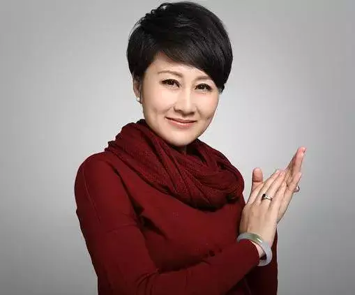 “国民婆婆”张凯丽，嫁地产大亨全家幸福至今，23岁女儿貌美如花