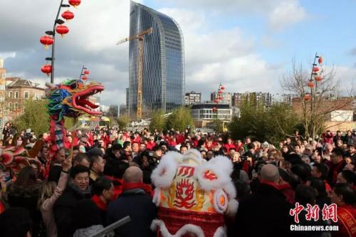 外媒：年味渐浓，世界各地华侨华人忙起来