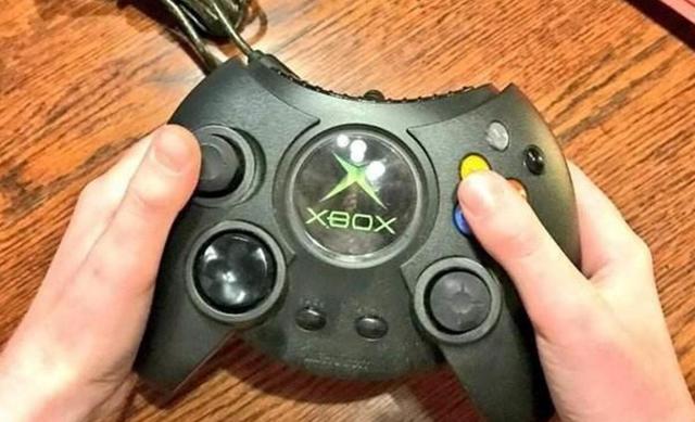 “形似板砖能防身，在家举重可健身”——聊聊微软的初代XBOX