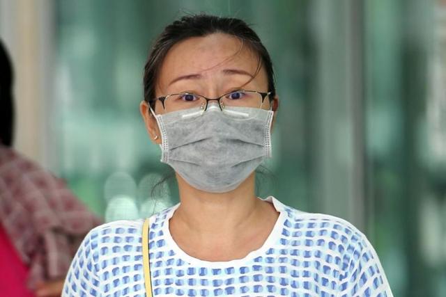 台湾妇女在新加坡不戴口罩还朝保安打喷嚏 下场超惨