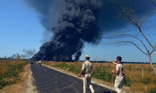 成千上万人紧急逃亡！印度油田突发大爆炸