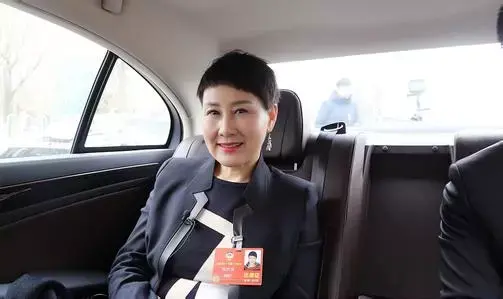 “国民婆婆”张凯丽，嫁地产大亨全家幸福至今，23岁女儿貌美如花