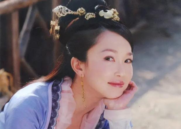 新加坡第一美女范文芳，49岁冻龄，老公李铭顺已熬成满头银发
