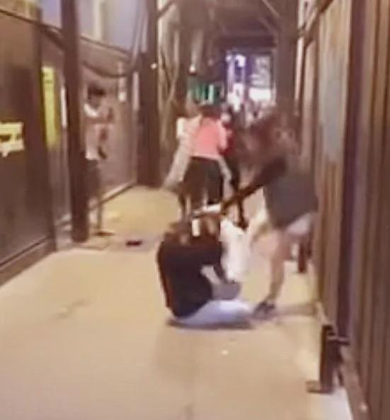 澳华女被打细节曝光: 是新加坡华裔，身上伤口淤青，自曝恐怖经历