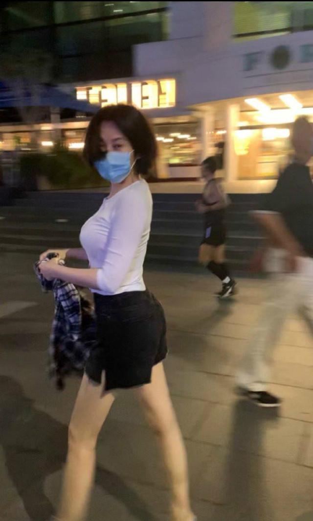 许晴夜走生图流出，穿短裤前凸后翘，大好身材完全不像51岁阿姨