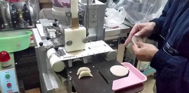 非洲人包饺子，日本人包饺子，中国人包饺子，没有对比就没有差距